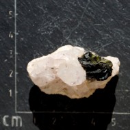 Křišťál s turmalínem surový