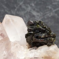 Křišťál s turmalínem surový