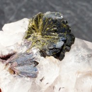 Křišťál s turmalínem surový