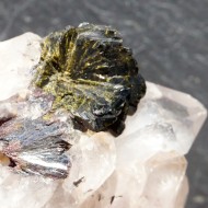 Křišťál s turmalínem surový