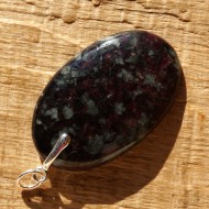 Eudialyt přívěsek