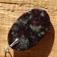 Eudialyt přívěsek