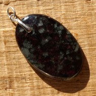 Eudialyt přívěsek