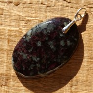 Eudialyt přívěsek