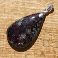 Eudialyt přívěsek