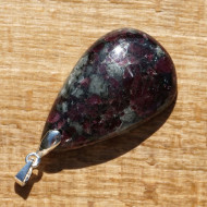 Eudialyt přívěsek