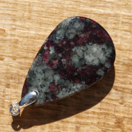 Eudialyt přívěsek