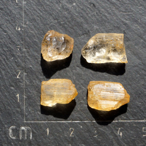 Skapolit surový krystal (396)
