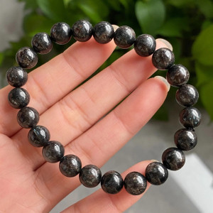 Arfvedsonit s granátem  náramek