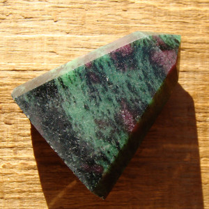 Rubín v zoisitu obelisk