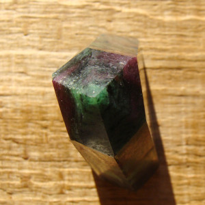 Rubín v zoisitu obelisk