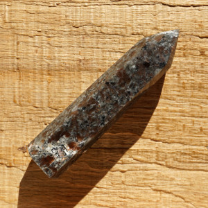 Sodalit yooperlit obelisk