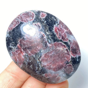 Arfvedsonit s granátem hmatka