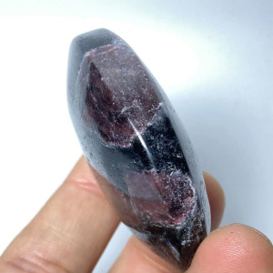 Arfvedsonit s granátem hmatka