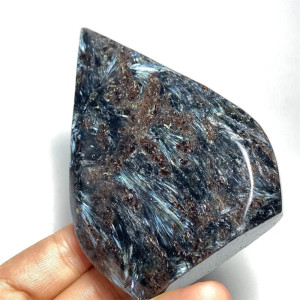 Arfvedsonit s granátem - kapka