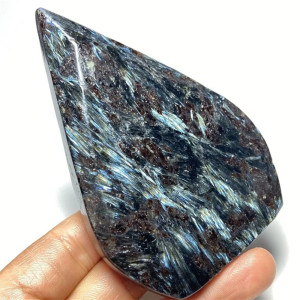 Arfvedsonit s granátem - kapka