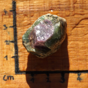 Rubín v zoisitu surový