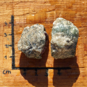 Rubín v zoisitu surový