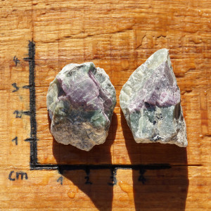 Rubín v zoisitu surový