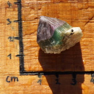 Rubín v zoisitu surový