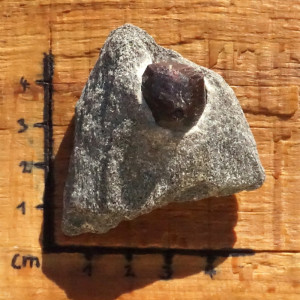 Granát surový (218)