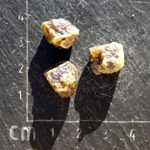 Zelený granát se sagenitem